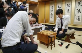 “藤井キラー”と呼ばれたライバルを下し、31年ぶりに最年少記録更新! 藤井聡太八冠が16歳にして迎えた“最後の”新人王戦。その時、母は…