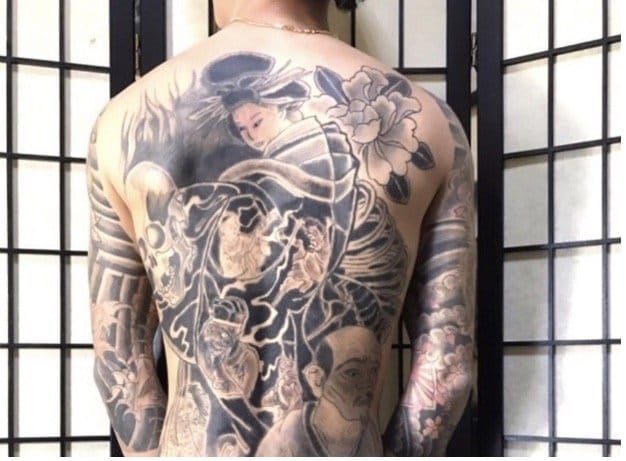 関根容疑者の背中