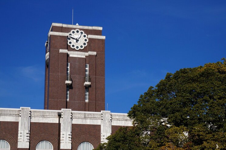 京都大学の時計台（写真／Shutterstock）