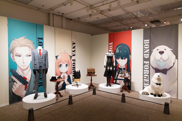 《潜入レポート》「SPY×FAMILY」初の展覧会が開催中。フォージャー家のリビング再現に、アーニャの百面相も。ミッションクリアで限定「ステラ」をゲットせよ！_2