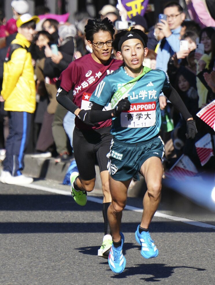 今年の箱根駅伝5区で競り合った早稲田大・工藤慎作（左）と黒田朝日（写真／共同通信社）