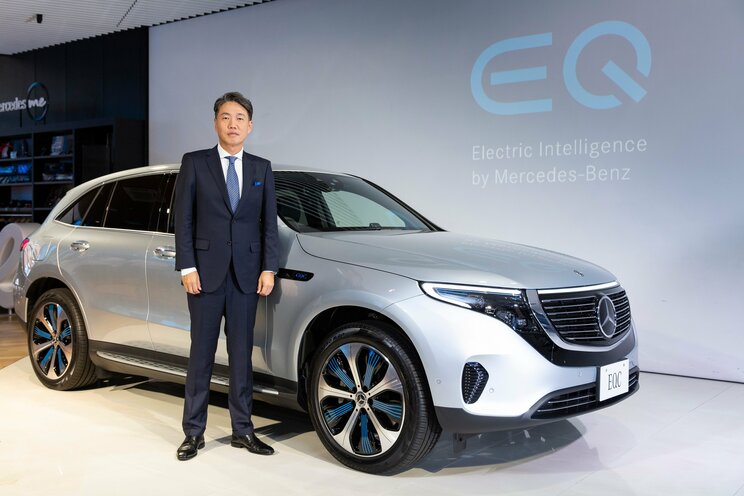 国内初の量産型EVモデル「EQC」と代表取締役社長兼CEOの上野金太郎さん