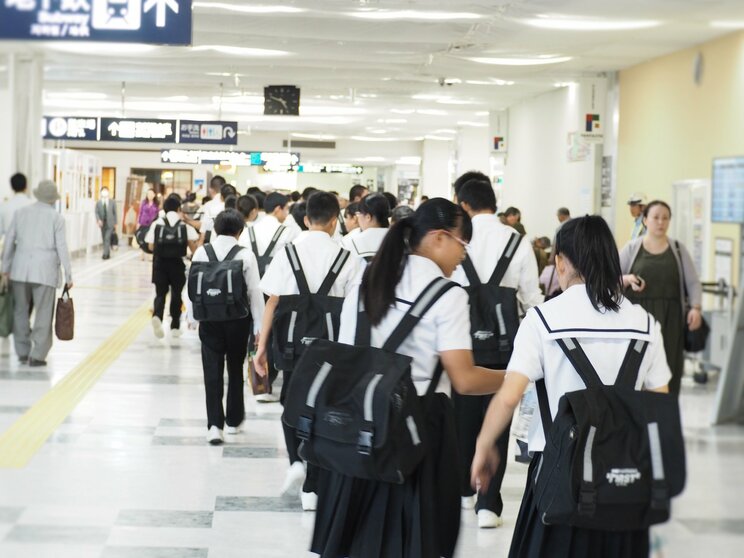 公共交通機関で移動する生徒のイメージ（写真／PhotoAC）