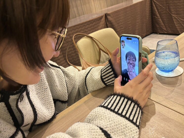 堀氏の登場に表情がゆるむ丸の内氏