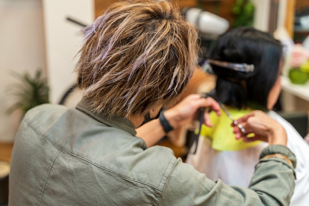 美容室が過去最多ペースで倒産、もう技術だけではやっていけない時代に…チェーン店は労働環境改善に取り組むも、個人経営店の行く末は… | 集英社オンライン  | ニュースを本気で噛み砕け