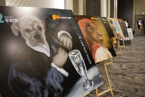 犬や猫の肖像画が並んだ2025年の記者会見場（撮影／集英社オンライン）
