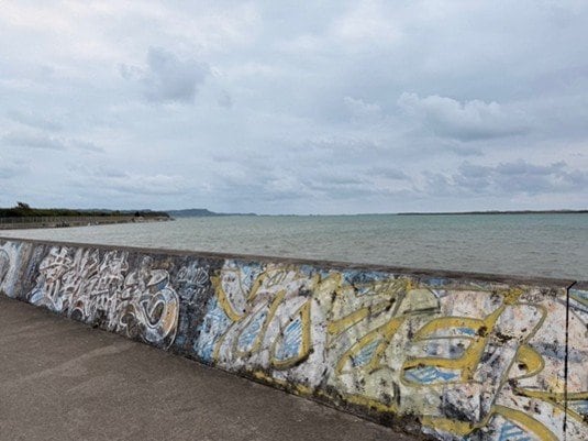 沖縄市内、当時の廣川容疑者宅付近の海辺（写真／集英社オンライン）