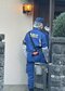 現場付近を出入りする警察官(撮影/集英社オンライン)