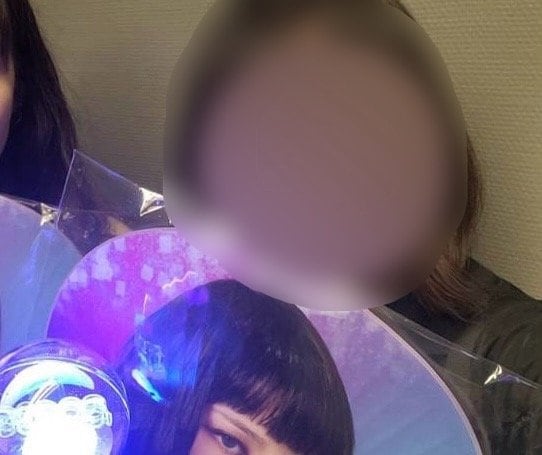 推しのK-POPアイドルのうちわとペンライトを持つヒカリさん