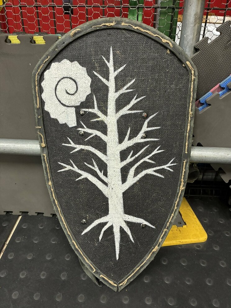 Mさんの紋章入りの盾。根っこの張った木の図柄のモチーフは『ロード・オブ・ザ・リング』にあるそうだ