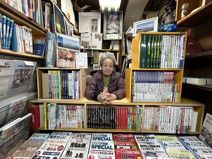 一坪ほどのスペースには専門書がびっしり