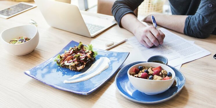 食事中に勉強するイメージ　写真／Shutterstock.