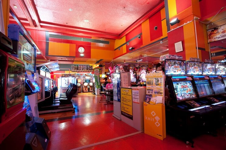 大型店を中心に姿を変えながら、ゲームセンター文化はこれからも新しい形を模索していく（写真／Adobe Stock）