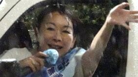 ビショビショの山尾志桜里、ゲリラ雷雨中にも“小5男子”と約束した女性天皇論を熱弁…直撃すると「あの男の子のことはこれ以上…」小5ママたちの反応は?〈参院選実況中継〉