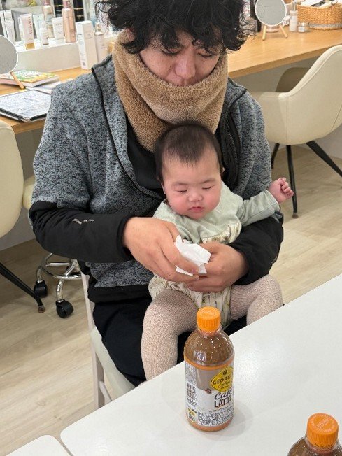 次女を抱く恭宏さん（撮影／集英社オンライン）