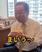 ハンバーガーを食べる野田氏(本人SNSより)