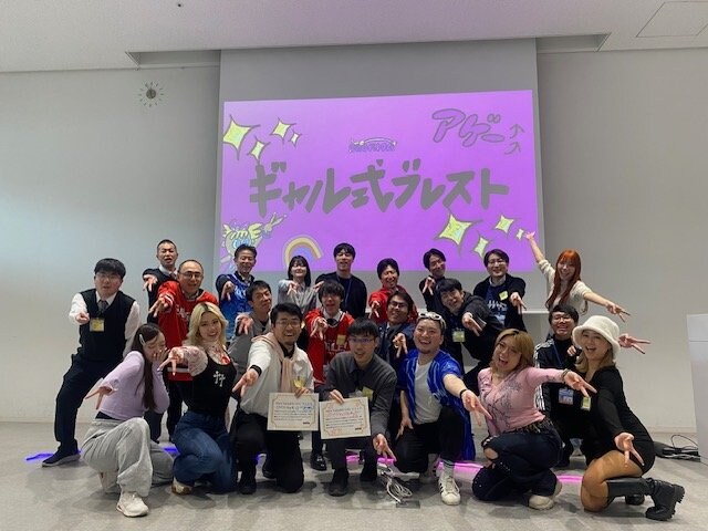 ギャル式ブレスト®終了後のギャルと横浜市職員との集合写真