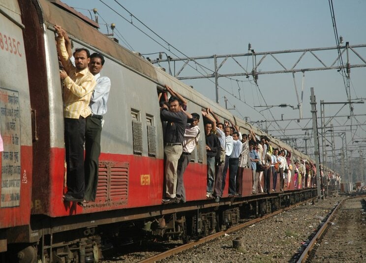 人口の多いインドの乗車率は世界の都市鉄道の中で最も高い