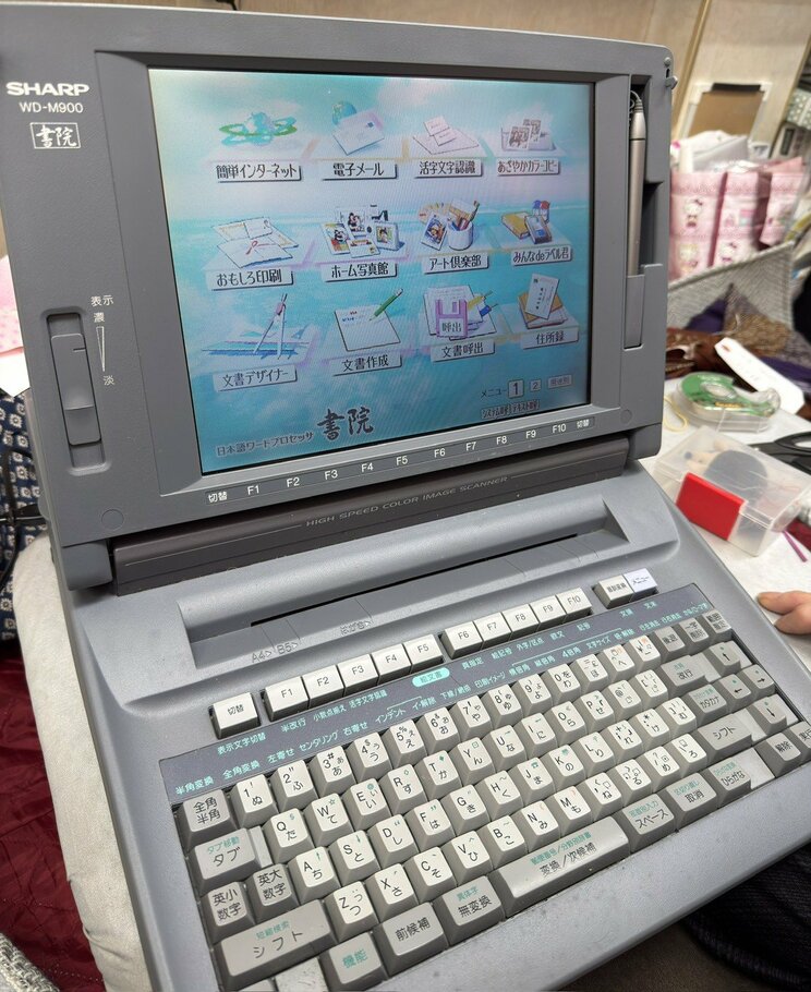 なんと店ではワープロを現役で使用中。定休日の掲示などを印刷するのに使っているという（写真／集英社オンライン）