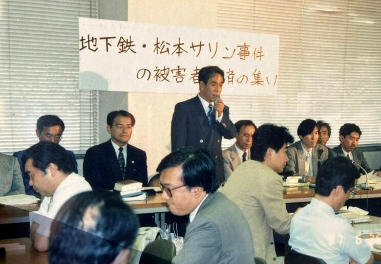 1997年5月26日「地下鉄・松本サリン事件の被害者救済の集い」での石井紘基氏。右から3人目が紀藤氏