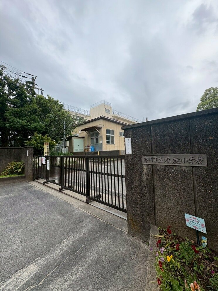 〈卒業式に発覚！〉修学旅行費など積立金約1300万円を着服した小学校教頭「自分に任せてほしい」と口座管理を独占…保護者は「何も話すなと学校から言われていて…」 _6