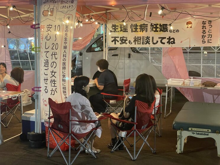 〈名古屋ドン横キッズたちの今〉流れた公園でホストからの呼び出しを待つ少女たち。支援に乗り出した婦人科医は「彼女たちは妊娠や性病に感染しても後回しにしてしまう」_7