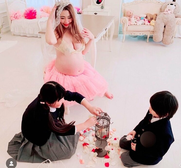 次男を妊娠中だったころに撮ったマタニティフォトにもどこかプリンセス感が（写真／橋本サリーさん提供）