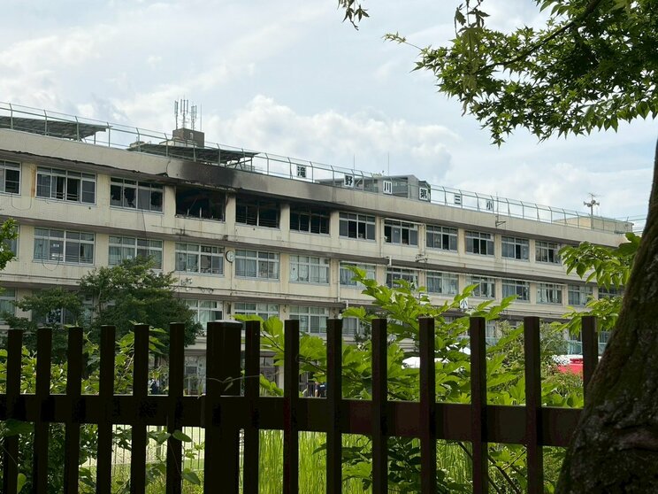 〈北区・小学校火災〉「助けて…」救急搬送された男児が語る火災の恐怖「先生が窓を開けて、しゃがむようにって…」防災頭巾をかぶり校庭では泣き声も「訓練してたから避難はできた」_26