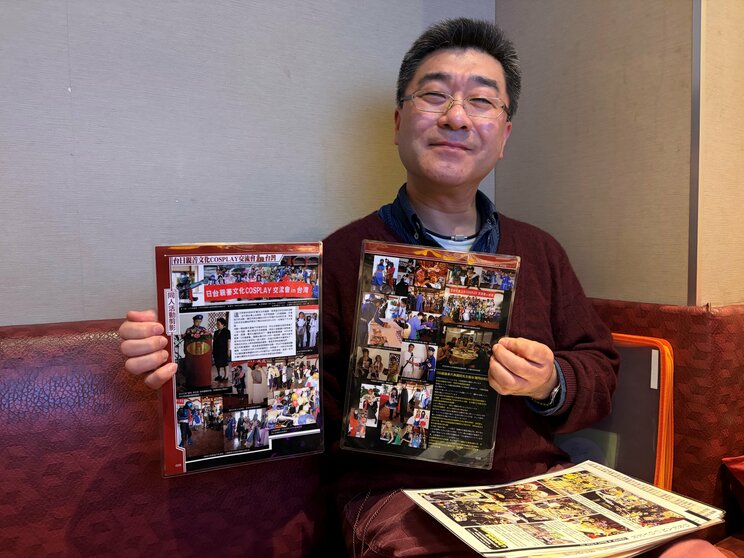 台湾のコスプレイベントに参加した時の様子を報じた現地の記事を見せてくれた園田さん（撮影／集英社オンライン）