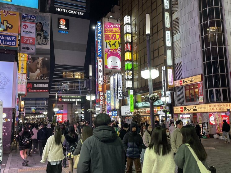 〈新宿・居酒屋ぼったくり客引き摘発〉チェーン店かと思ったら卵焼きもお通しも「高っ！」…月収約50万円、ポルシェに乗る客引きも…犯罪意識はありながらも「上に奨学金を払ってもらってるから辞められない」_9