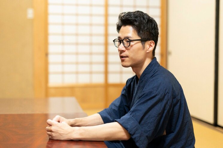 壮絶だった出産時の話をする荒木貴弘さん（写真／齋藤周造）