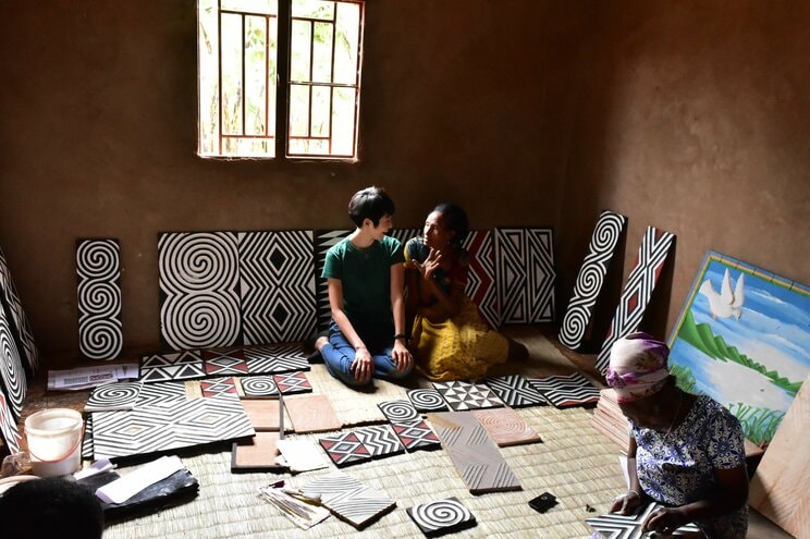 最初はイミゴンゴが「尊過ぎて近づけない」存在だったというmasakoさん（中央左、イミゴンゴの工房にて）。現在は調査や日本での展示会などを活発に行なっている。