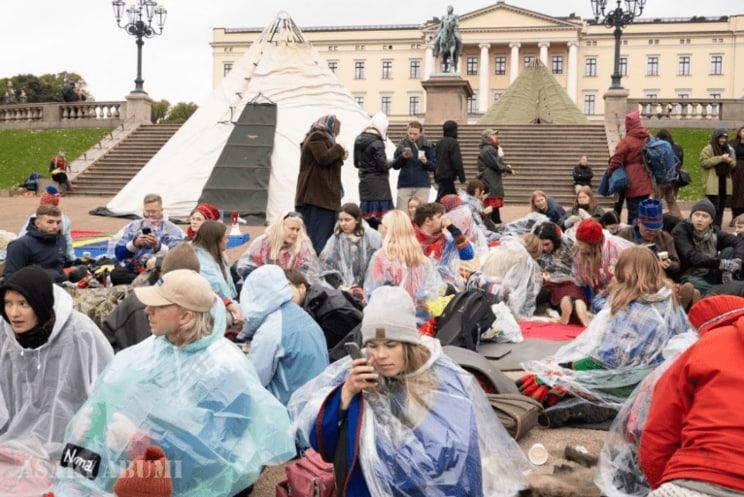 ノルウェー王宮前で座り込み抗議をしていたノルウェー先住民サーミ、抗議活動後はすぐにパレスチナ支持を表明する者が続出した（筆者撮影）
