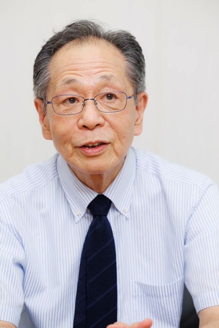 「偶然の出会いを大事にする」という飯嶋氏。どんな街に行ってもまずは古本屋に入るという