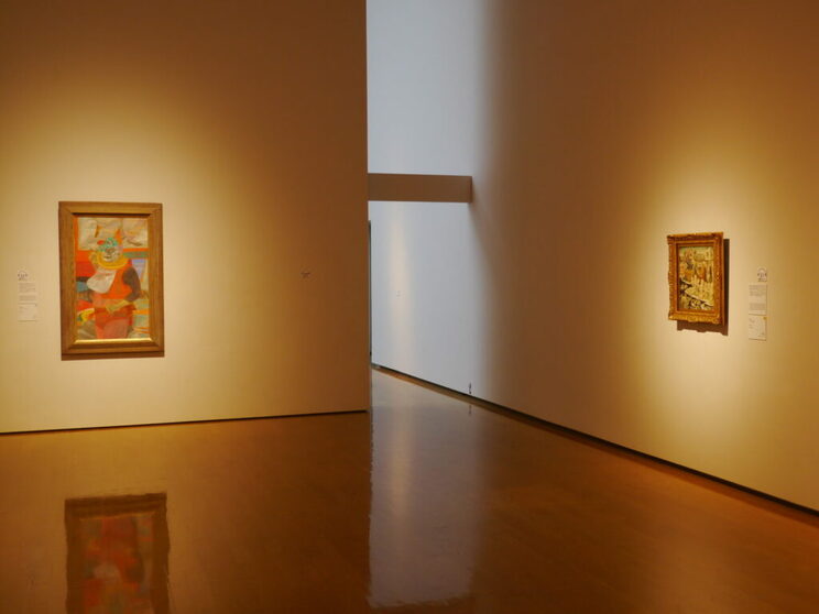 【図４】展示風景から。左より国吉康雄《ミスターエース》（1952）福武コレクション、藤田嗣治《二人の祈り》（1952）名古屋市美術館蔵