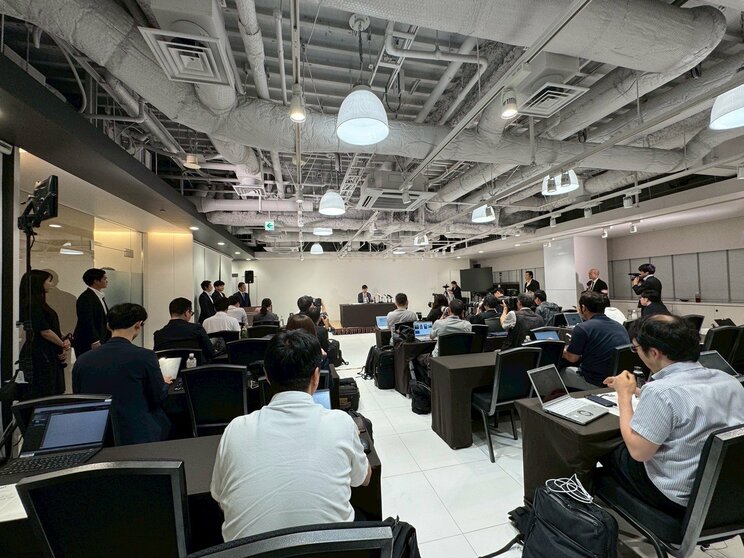 新橋で行なわれた石丸氏の会見（撮影/集英社オンライン）