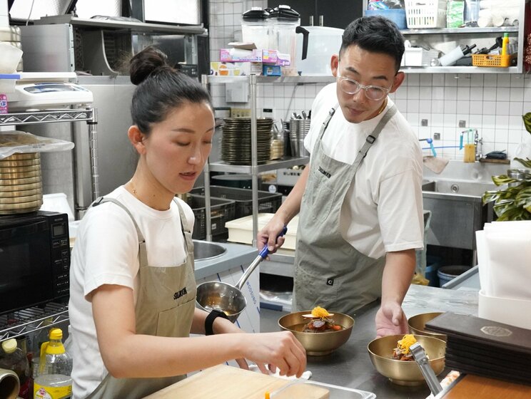 厨房の文蓮姫さんと夫の勝又成さん（撮影／集英社オンライン）