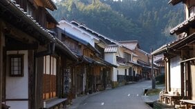 一戸建ての家賃は東京の数分の1だが、電気代は3倍。それでも山陰の集落へ移住した2組の家族が石見を「第二のふるさと」として愛するワケとは