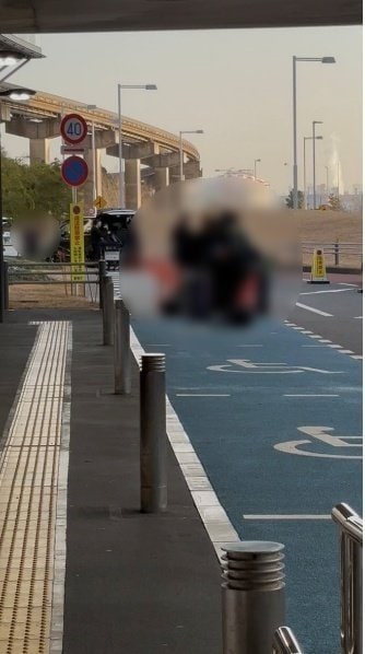 東京国際空港でハイヤーに乗り込む訪日観光客（撮影／集英社オンライン）