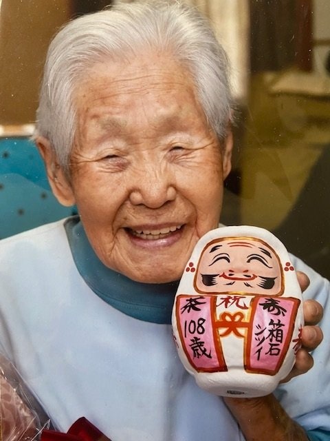 昨年、108歳の誕生日を迎え、「世界最高齢の現役理容師」としてギネス世界記録に認定された箱石さん(写真／英政さん提供)