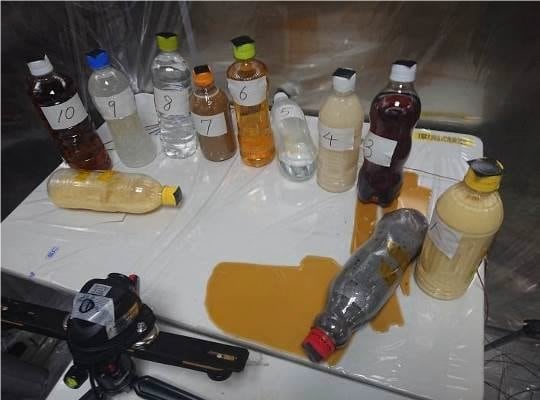 東京都が行なった試験の様子。一部のペットボトル飲料で変形や液体の漏れが確認された（出典／「清涼飲料水用ペットボトルの安全性に関する調査」東京都生活文化局）