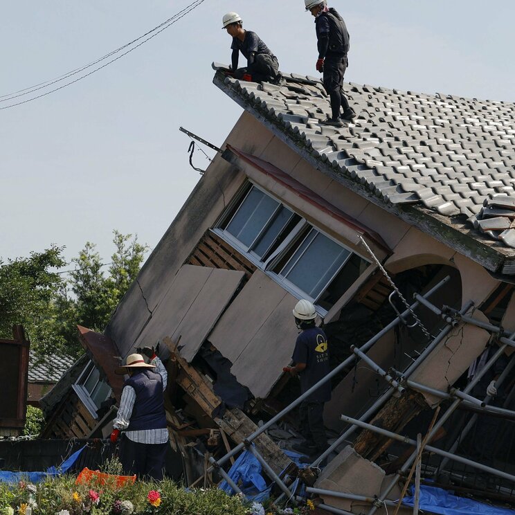 8月9日の地震で倒壊した鹿児島県大崎町の家屋（共同通信社）