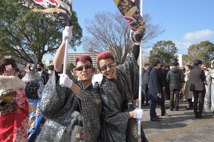 〈画像多数！〉「カッコよく撮ってくださいよー！」 今年もド派手な衣装で盛り上がりを見せた北九州・二十歳の記念式典密着ルポ_13