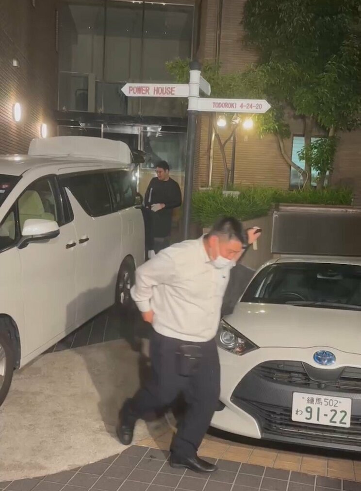 長女と住む自宅の家宅捜索は午前3時過ぎまで続いた(写真/集英社オンライン)