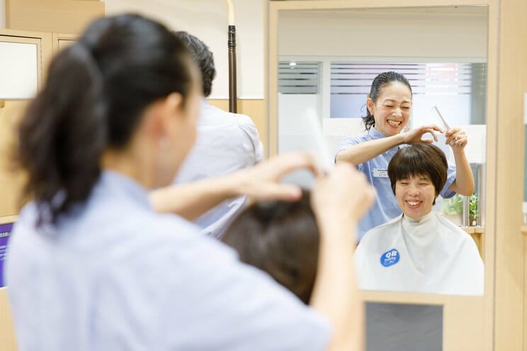 女性の従業員も多いヘアカット専門店「QB HOUSE」（写真提供／キュービーネットホールディングス株式会社）