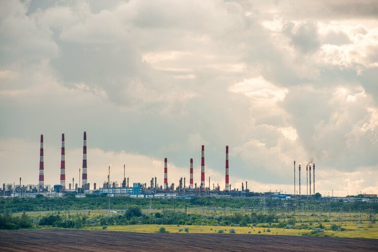 ヘリウムの生産・供給において重要な拠点となっているロシアの世界最大級の天然ガス処理施設・オレンブルグガス処理プラント（写真／shutterstock）