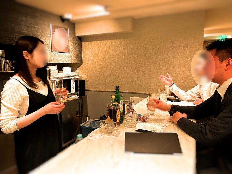 接客の様子(写真は横井さんとは別のキャスト)