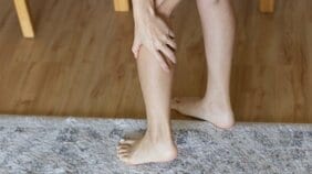 寝ているときの急な激痛「こむら返り」はなぜ起こるの? もしかして病気? 筋肉のセンサーの誤作動が原因とは?