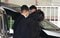 顔を伏せていた岩出容疑者