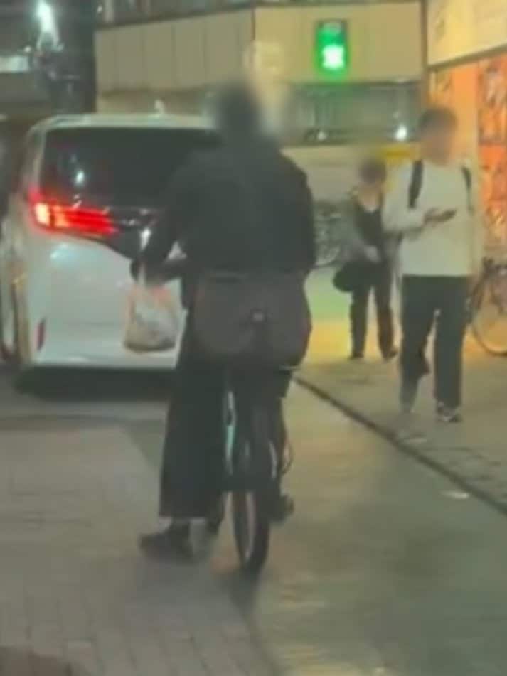 違モペットと思われる乗り物で、ペダルをこぐことなく進む配達員（撮影/集英社オンライン）